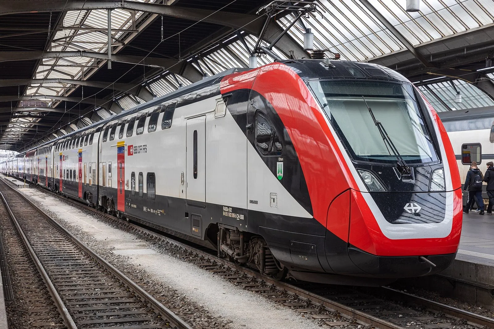 Piętrowy pociąg SBB na peronie dworca głównego w Zurychu