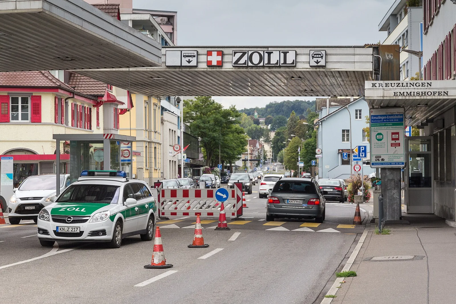 Przejście graniczne Kreuzlingen-Emmishofen: wiata z napisem Zoll, samochody i radiowóz niemieckiej służby celnej