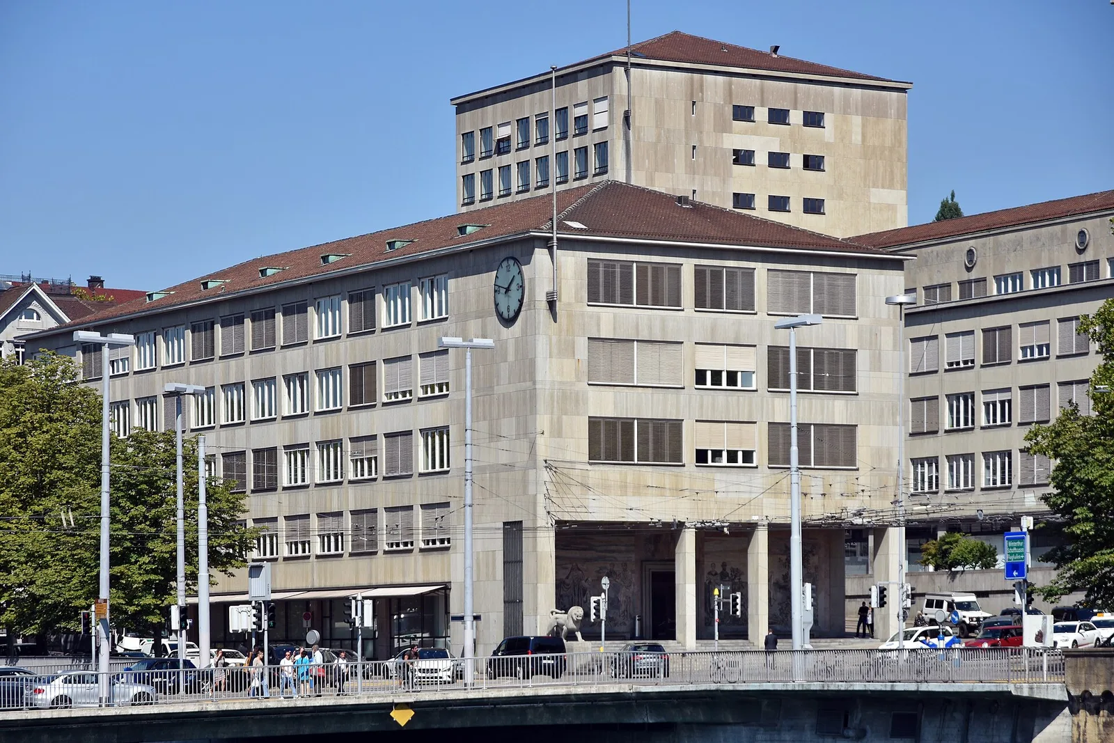 Gmach administracji kantonu Zurych Walche nad Limmatem, z wieżą zegarową i mostem Bahnhofbrücke