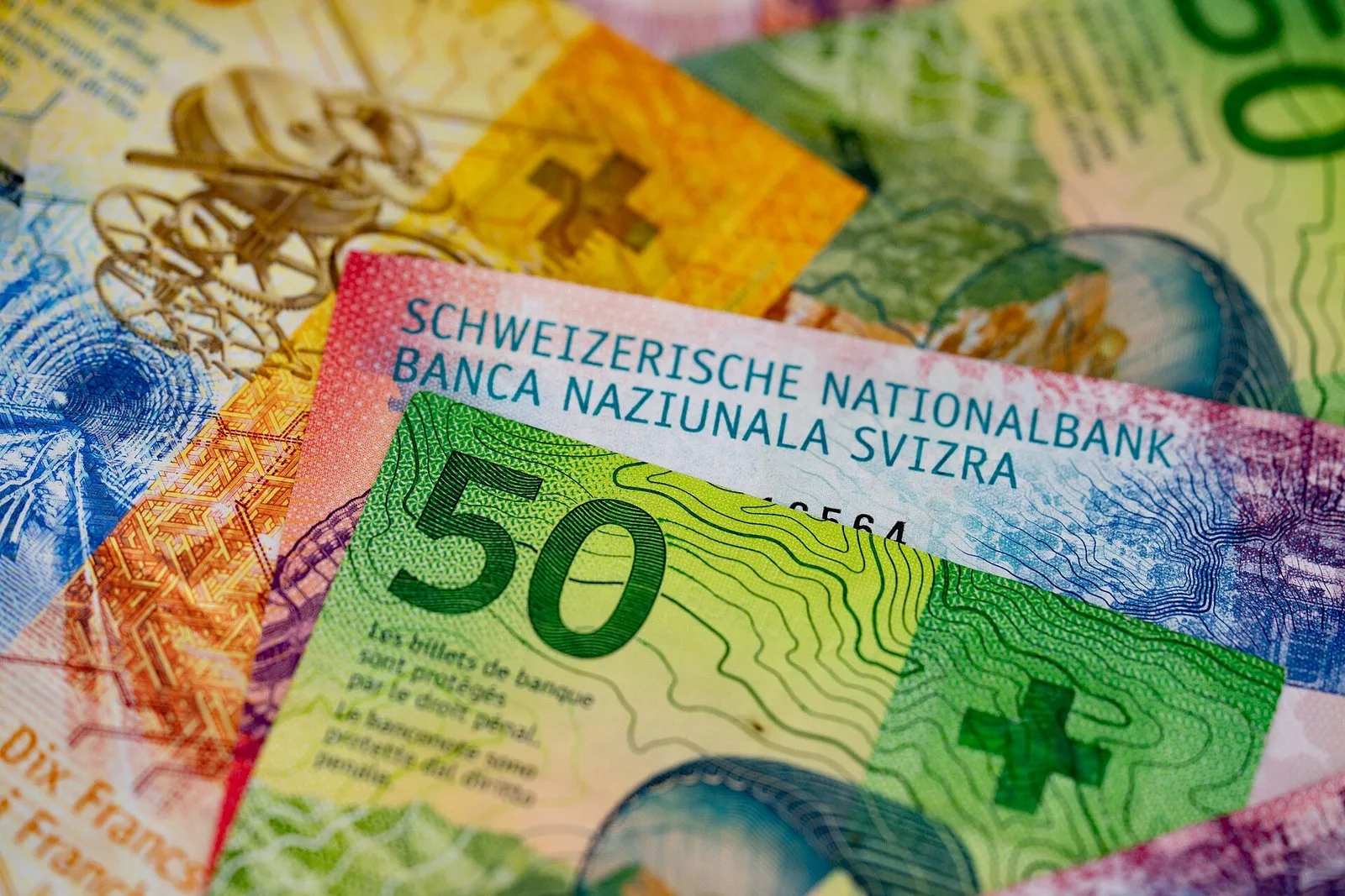 Szwajcarskie banknoty 10 i 50 franków w zbliżeniu