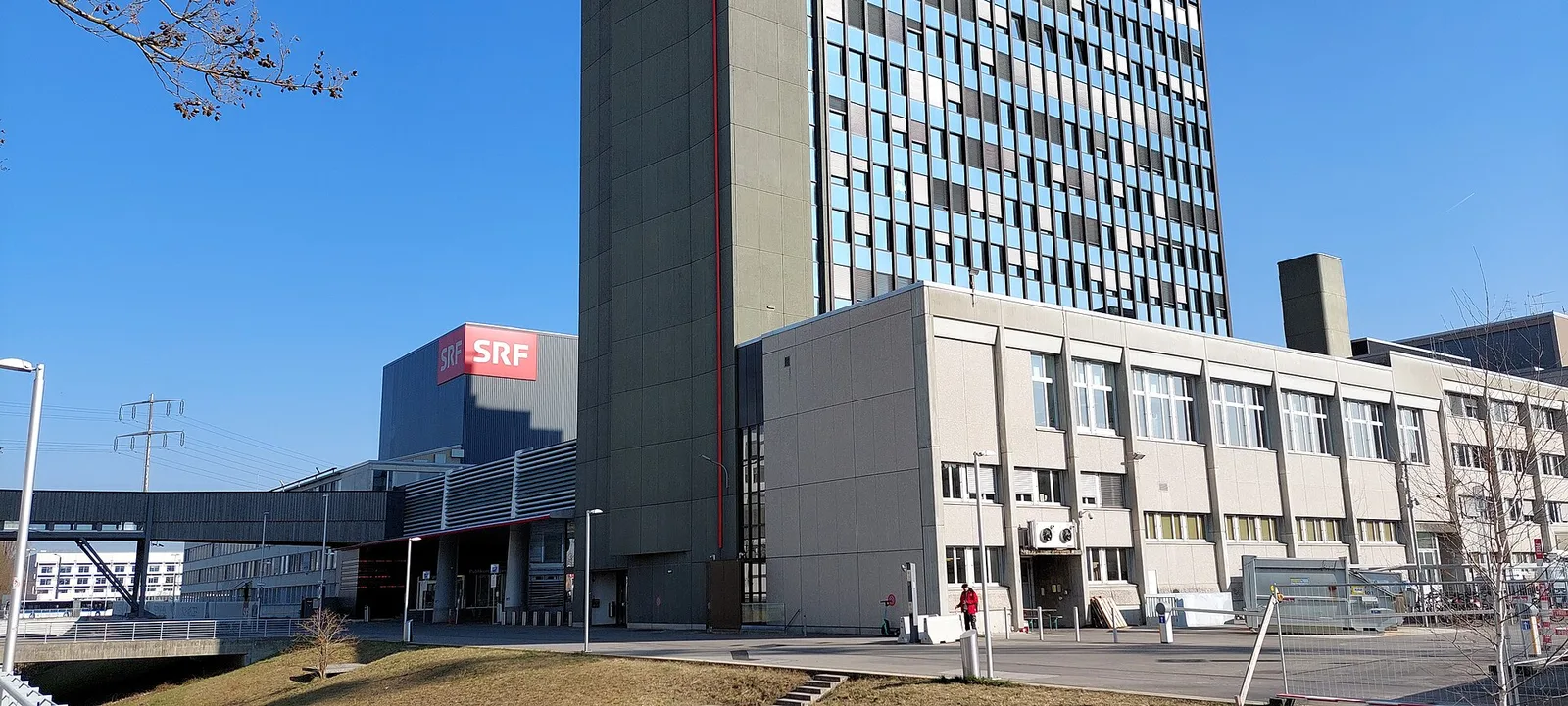 Siedziba telewizji SRF w Zurychu-Leutschenbach: studio z logo SRF i wieżowiec biurowy